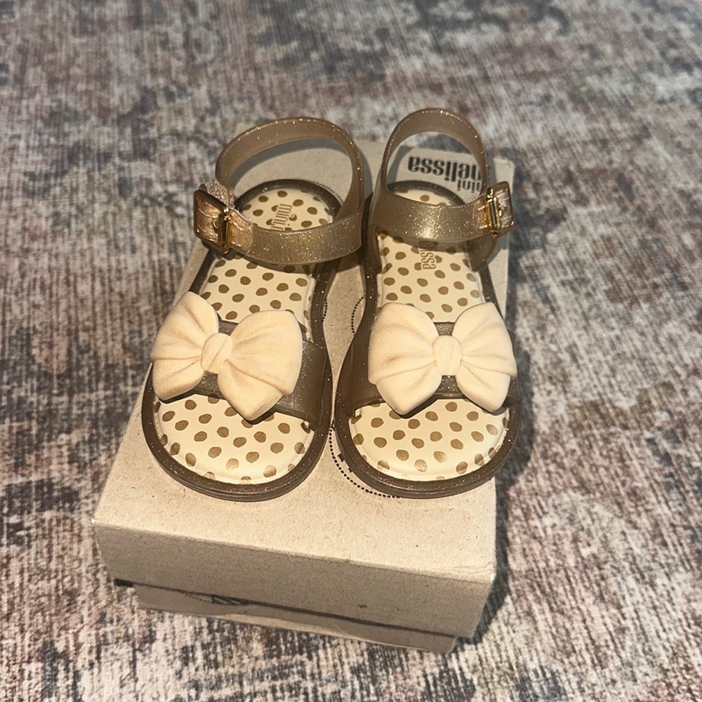 Mini Melissa gold bow sandal size 7T 🌟